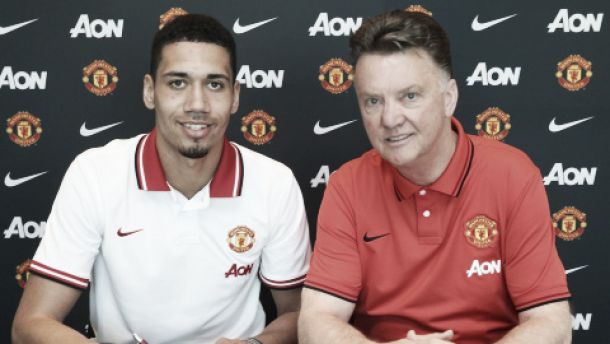 Smalling signs new Manchester United contract