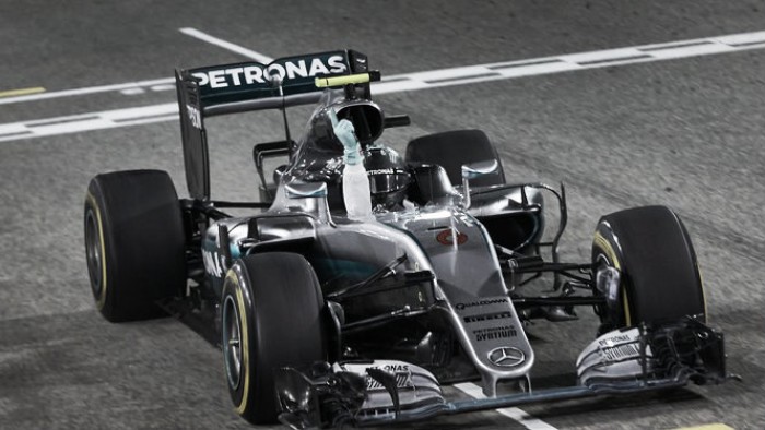 Rosberg vence y convence