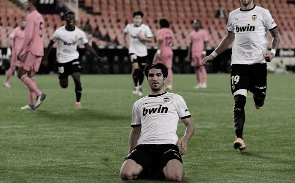 Carlos Soler marca triplete de pênalti e Valencia volta a vencer após 40 dias ao golear Real Madrid Carlos Soler marca triplete de pênalti e Valencia volta a vencer após 40 dias ao golear Real Madrid