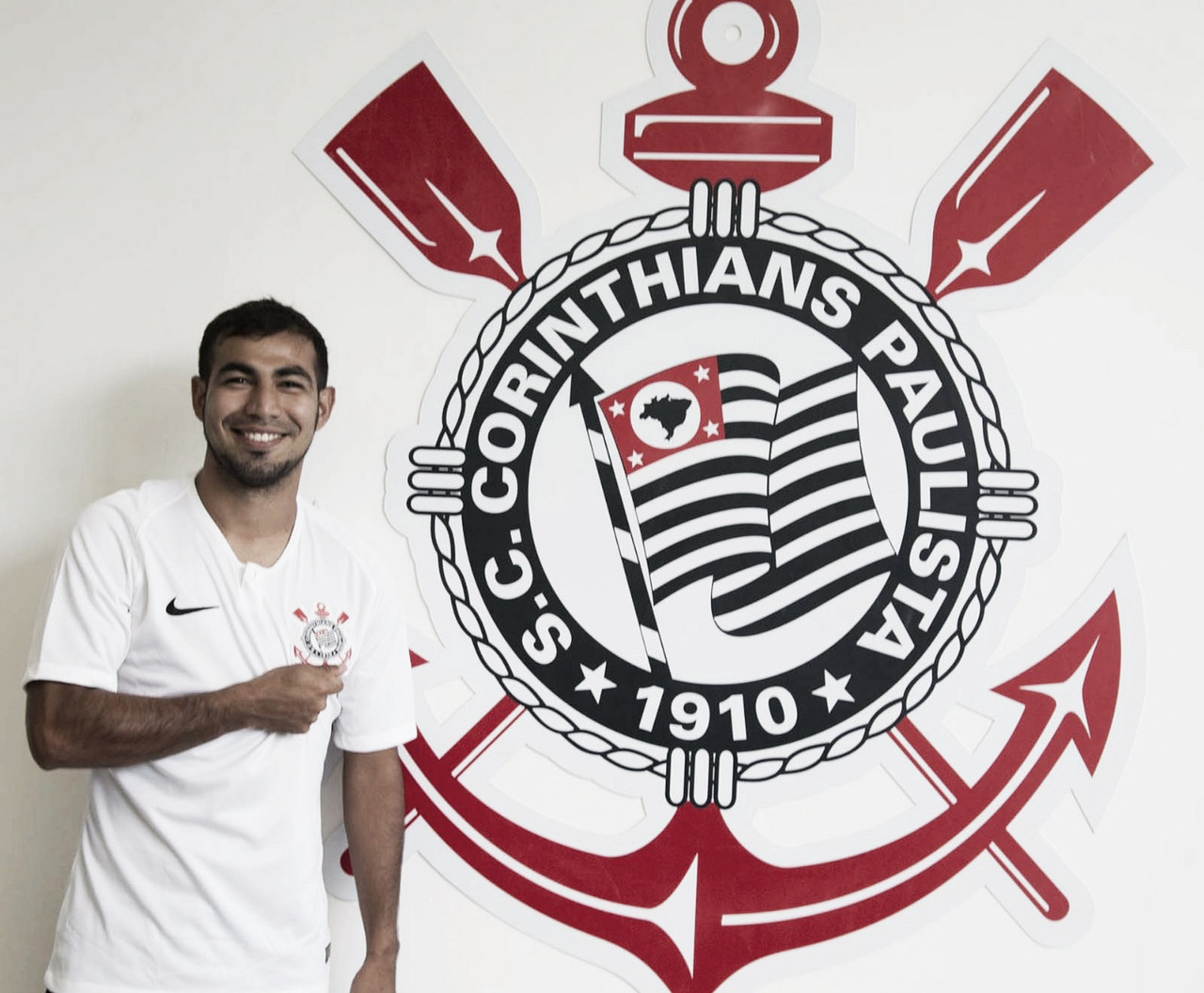 Após entraves burocráticos, Corinthians oficializa contratação de Sornoza