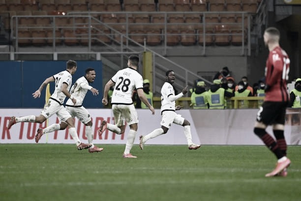Milan desperdiça pênalti, sofre com arbitragem e Spezia vira no fim