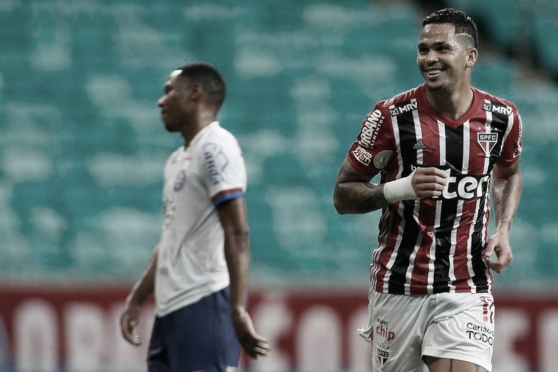 São Paulo acorda no segundo tempo, vence Bahia e cola no líder do Brasileirão