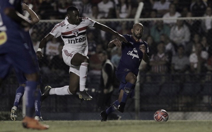 No sufoco, São Paulo
empata com São Caetano e se classifica para as quartas de final do Paulistão No sufoco, São Paulo
empata com São Caetano e se classifica para as quartas de final do Paulistão