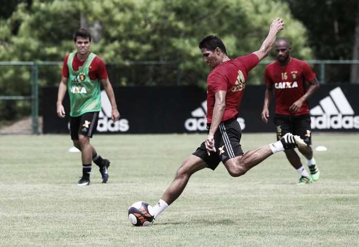 Apesar de dúvidas no time titular, Durval mostra foco para jogo contra Bahia