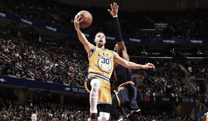 Nba, Curry e i Warriors annichiliscono Cleveland (98-132)