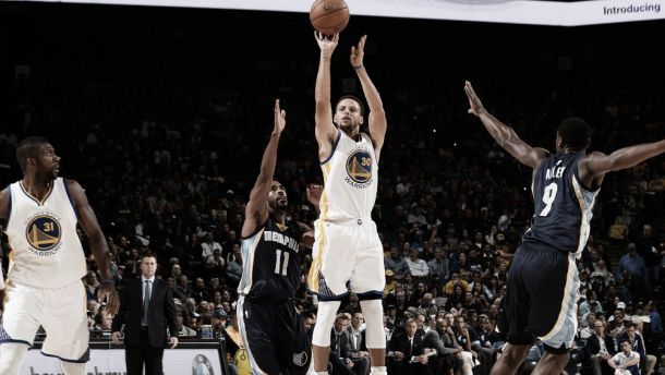 Nba, prima vittoria per Milwaukee. I Warriors affondano Memphis