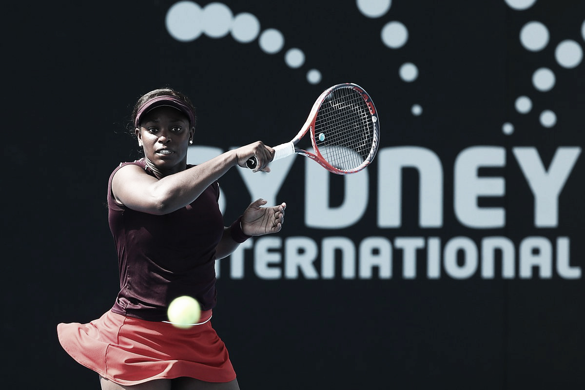Stephens ressurge após tomar pneu, bate Alexandrova e quebra jejum de quatro anos na Austrália Stephens ressurge após tomar pneu, bate Alexandrova e quebra jejum de quatro anos na Austrália