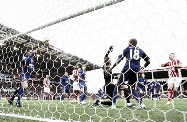 L'arbitro e la sfortuna fermano lo Stoke: finisce 1-1 con il Manchester United