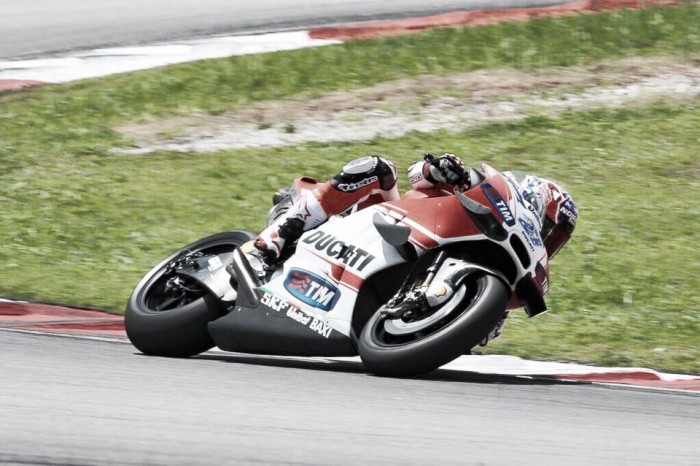 Stoner in pista con la Ducati a Misano: ed è subito spettacolo