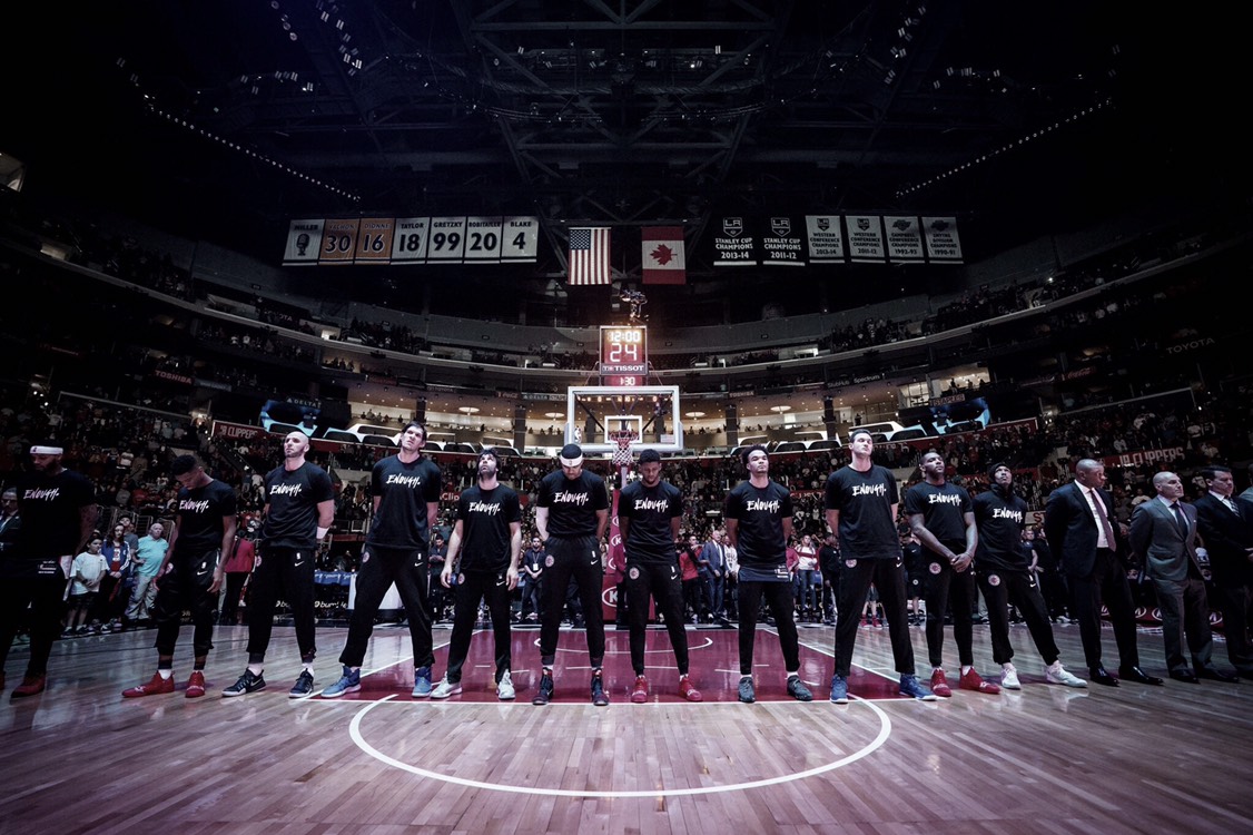 Clippers y Bucks rinden tributo a las víctimas de Thousand Oaks