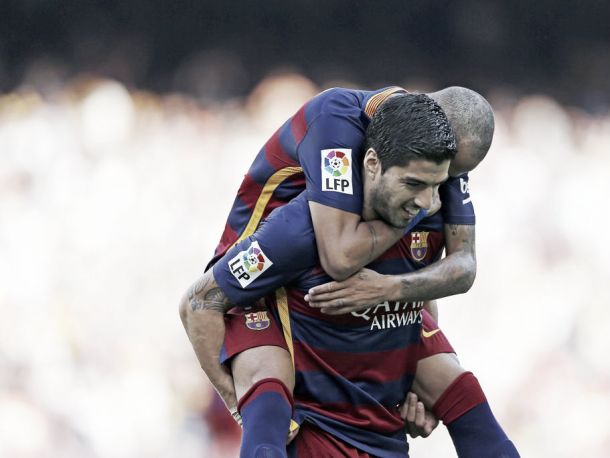 FC Barcelona 2-1 Las Palmas: Suarez calms Messi injury fear crowd