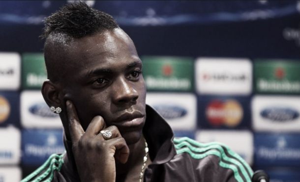 Na Itália, Balotelli se envolve em confusão ao discutir com paparazzi em boate Na Itália, Balotelli se envolve em confusão ao discutir com paparazzi em boate