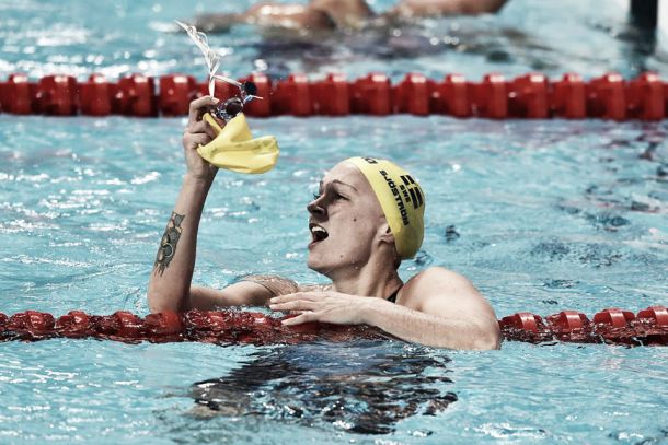Kazan 2015, Nuoto: Peaty al fotofinish nei 100 rana, Hosszu e Sjoestroem da record