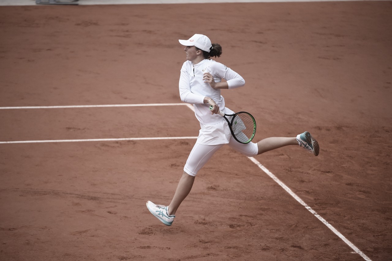 Swiatek domina Podoroska e vai à decisão em Roland Garros aos 19 anos