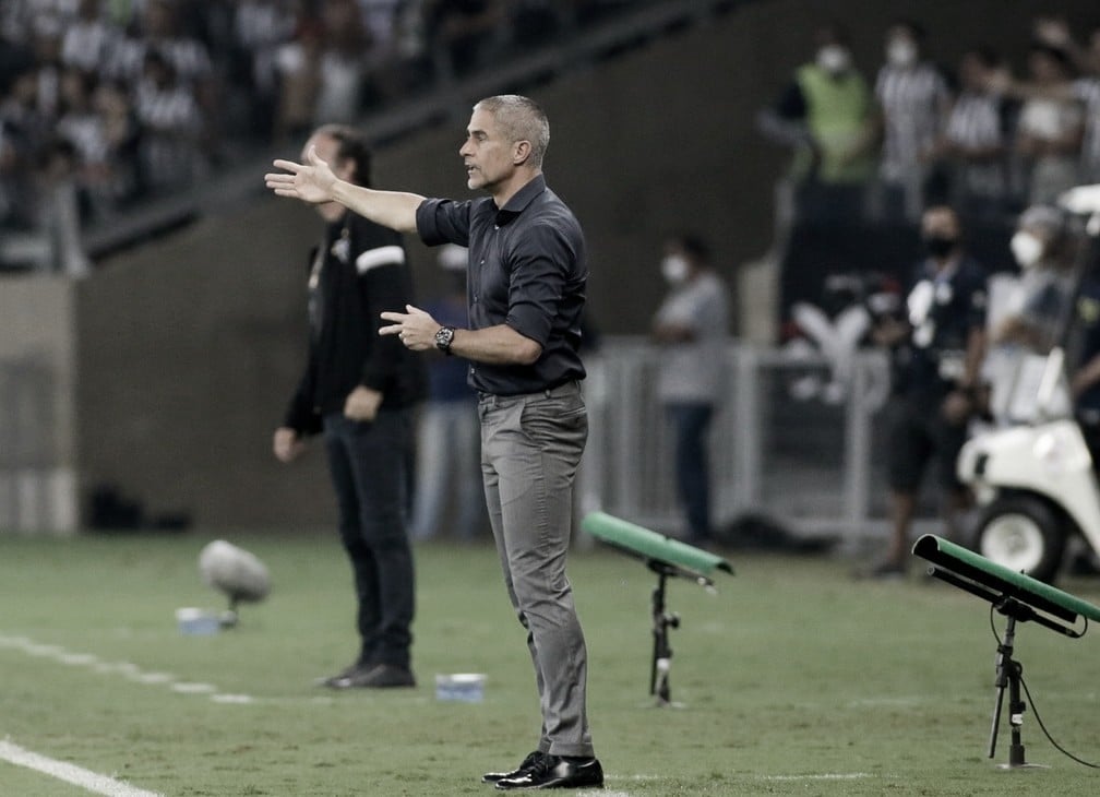 Sylvinho relativiza derrota para Atlético-MG e defende trabalho no Corinthians