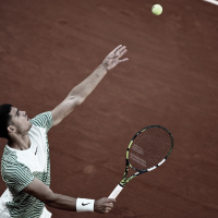Carlos Alcaraz arranca su senda en Roland Garros con victoria apabullante 