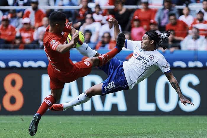 Cruz Azul rescata el empate en el 'Infierno'