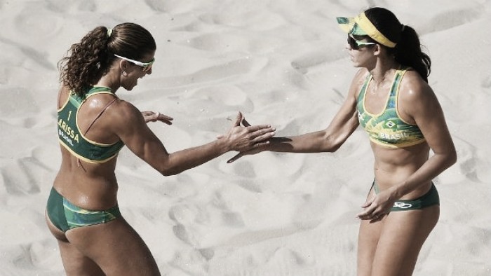 Larissa e Talita derrotam americanas no vôlei de praia e se classificam para as oitavas de final