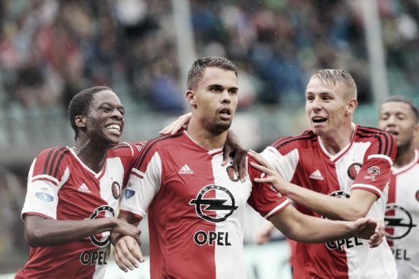 El Feyenoord gana en medio de un festival de tarjetas