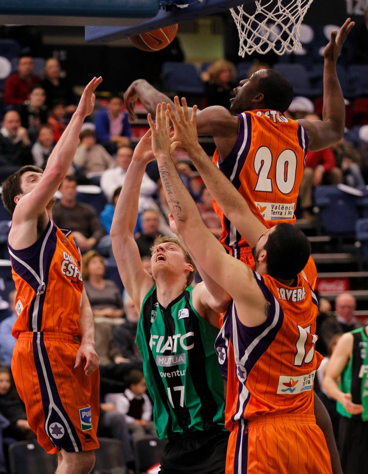 Valencia Basket  90 - FIATC Mutua Joventut 67: El Valencia Basket da un pequeño paso hacia los Play-Offs