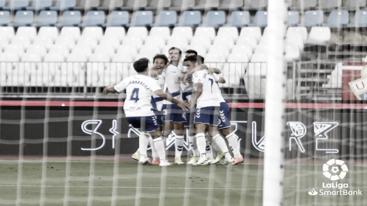 El Tenerife sigue soñando tras asaltar Almería (1-2)