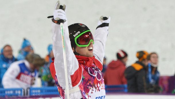 Canadense Alex Bilodeau conquista a medalha de ouro no esqui moguls