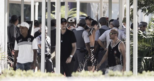 Torcedores invadem CT Joaquim Grava para protestar contra o elenco alvinegro