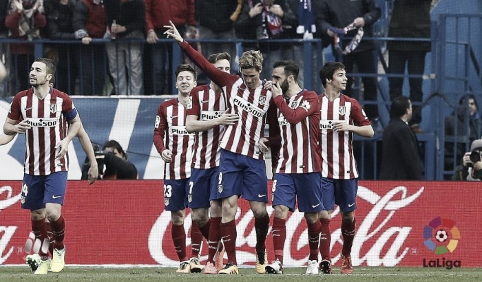 El Atlético remonta al Eibar con el gol 100 de Torres