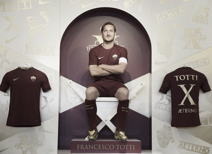 Com 25 anos de Roma, Totti ganha chuteira personalizada da Nike