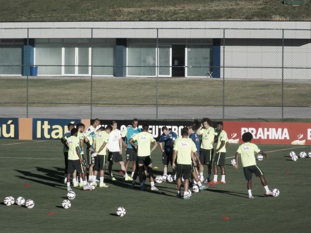 Com ausência de Robinho, Seleção Brasileira treina forte na Granja Comary
