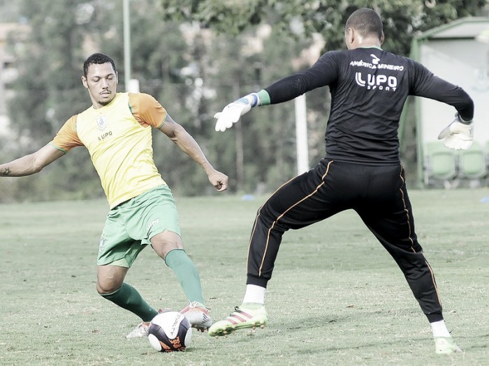 Enderson Moreira intensifica treinos no América-MG buscando acertar o time diante do Cruzeiro
