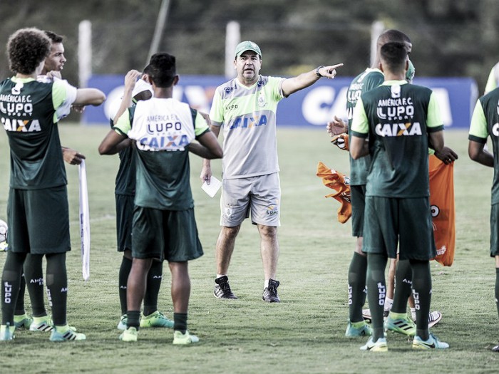 Sem jogos até a Série
B, técnico Enderson Moreira mantém ritmo de treinos no América-MG