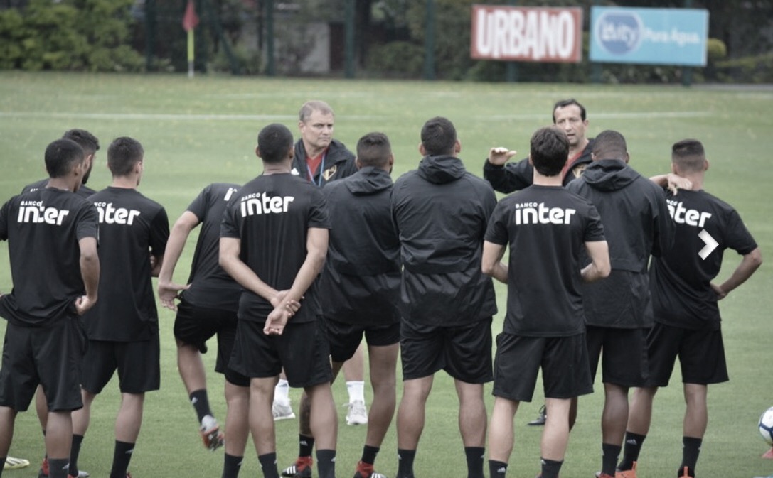 Forte chuva atrasa treino do São Paulo e Everton não participa de atividade no CT Forte chuva atrasa treino do São Paulo e Everton não participa de atividade no CT