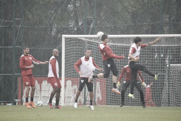 Sem Bruno e Boschilia, São Paulo treina sob chuva para enfrentar o Fluminense