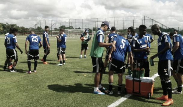 Eduardo Baptista repete equipe do último treino e prepara mudanças para duelo contra o Flamengo
