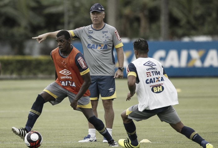 Com Diogo Barbosa, Mano Menezes sinaliza titulares do Cruzeiro pela primeira vez em 2017