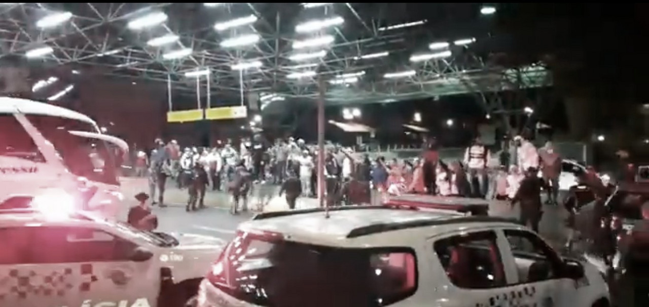 VÍDEO: Torcedores do São Paulo protestam no aeroporto após derrota para o Vasco VÍDEO: Torcedores do São Paulo protestam no aeroporto após derrota para o Vasco