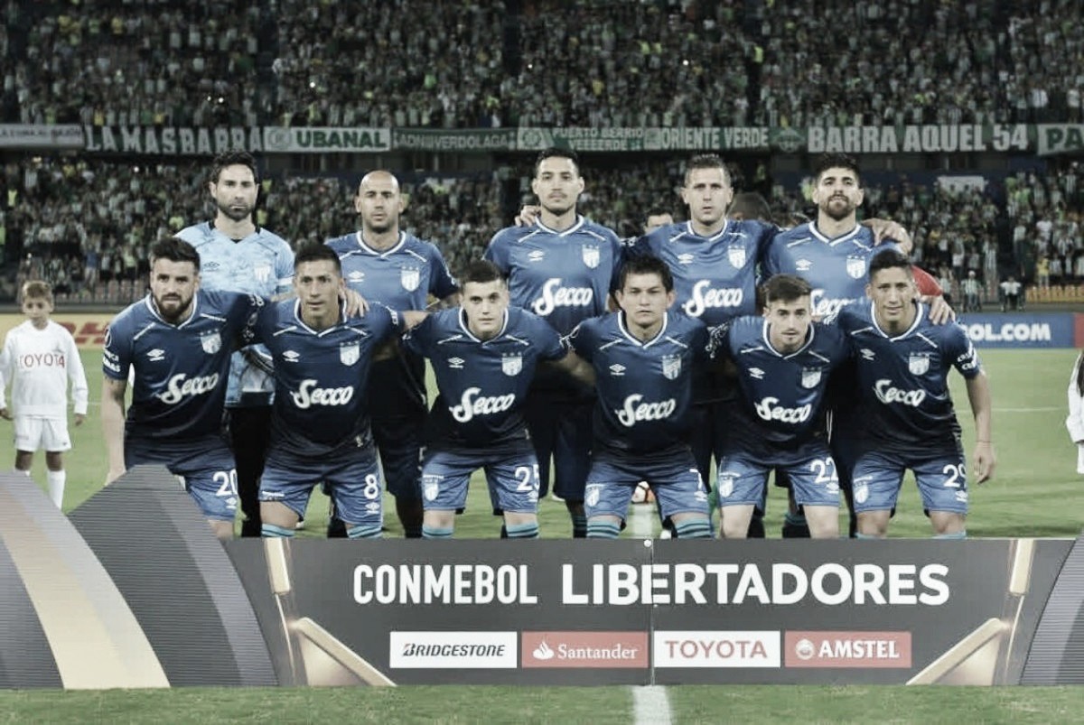 Con poco a cuartos Con poco a cuartos