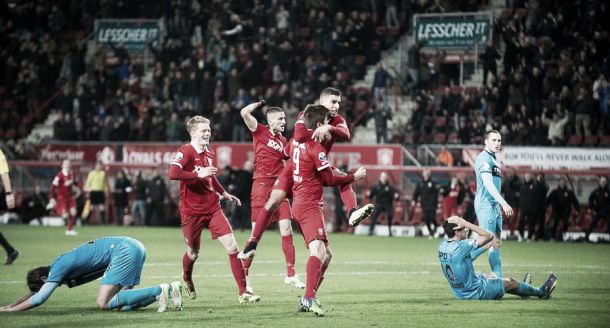 Twente marca duas vezes nos acréscimos e derrota Willem II