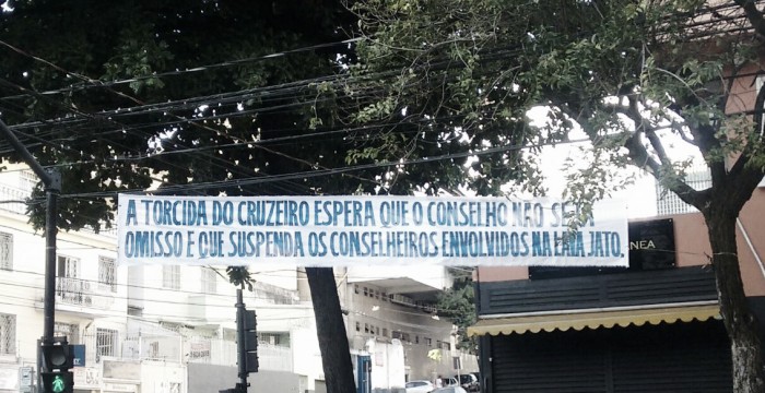 Com faixas, torcida do Cruzeiro protesta contra conselheiros envolvidos na Lava Jato