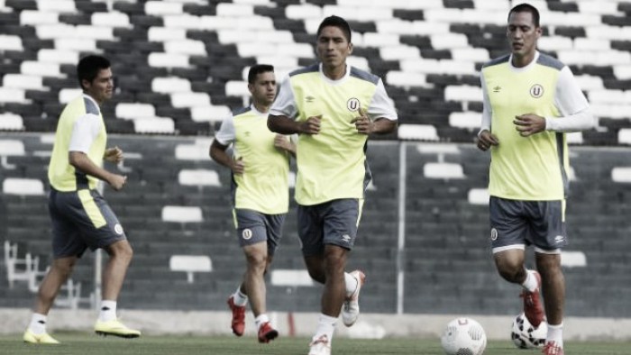 Universitario reconoció y entrenó en el césped del Estadio Monumental de Chile Universitario reconoció y entrenó en el césped del Estadio Monumental de Chile