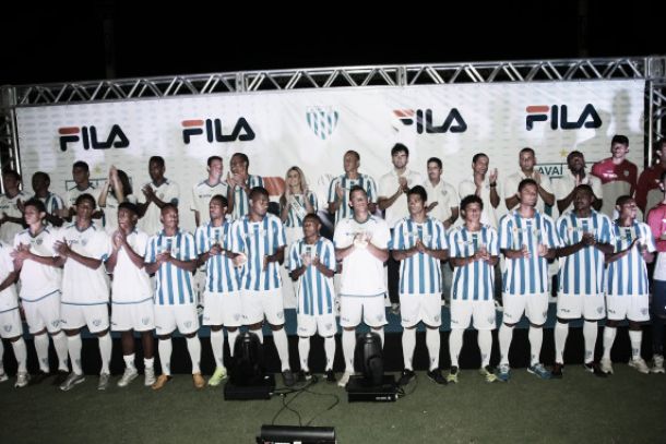 Uniformes e jogadores são apresentados à torcida do Avaí Uniformes e jogadores são apresentados à torcida do Avaí