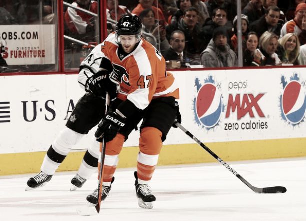 Philadelphia Flyers extienden el contrato de Andrew MacDonald