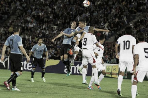 Puro fútbol entre Uruguay y Costa Rica