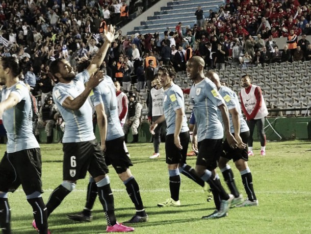 Uruguai decide na bola parada, bate Chile e assume vice-liderança das Eliminatórias
