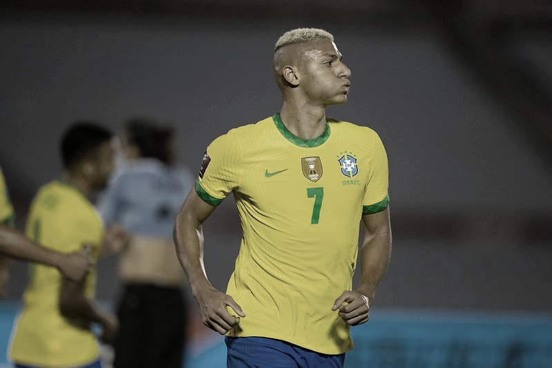 Richarlison diz não ver maldade em expulsão de Cavani e analisa funções diferentes na Seleção Richarlison diz não ver maldade em expulsão de Cavani e analisa funções diferentes na Seleção
