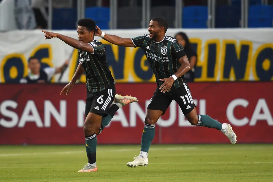 Los Angeles Galaxy 4-1 Portland: Hosts put on show in decisive victory