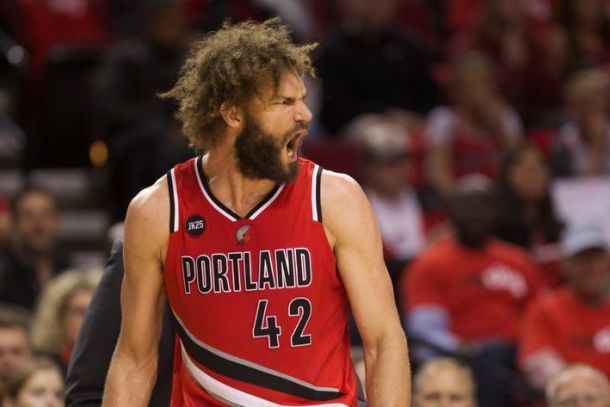 Knicks Discussing Potential Deal With Center Robin Lopez