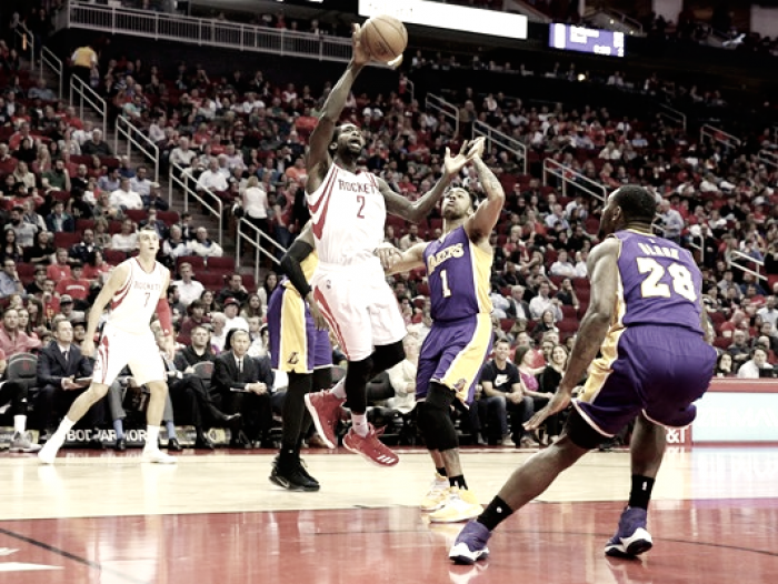 Nba - Houston in scioltezza sui Lakers, colpo Utah a Detroit