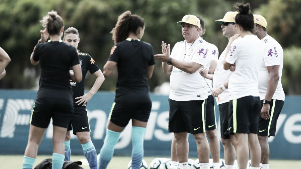 Lateral Rilany e técnico Vadão comentam estreia do Brasil na Copa América de Futebol Feminino